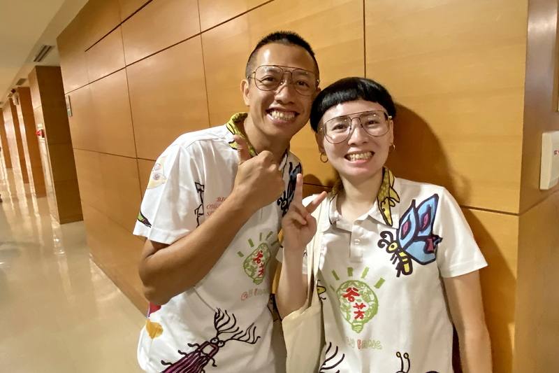 新北市青農李昌峻（左）經營有機茶園，以永續生態為基礎，獲得綠色保育認證及有機認證，並獲選為農業部113年度第7屆百大青農，圖為李昌峻與妻子洪佳玉（右）到新北市政府市政會議分享喜悅。