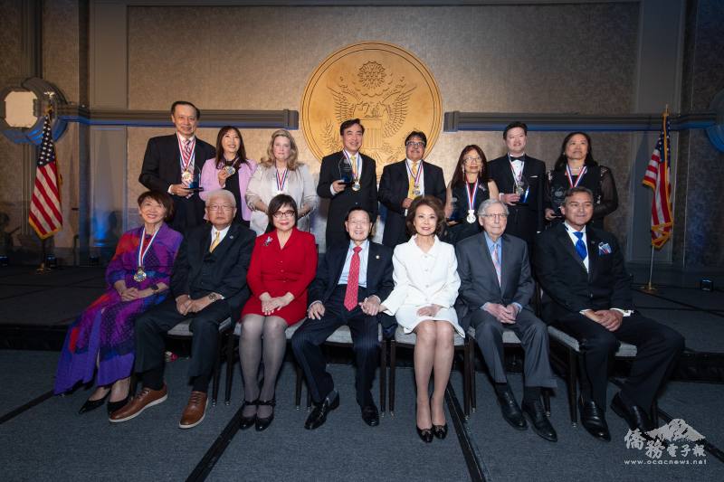 張蘊禮(前排左一)榮獲「教育服務獎」、胡立民(後排左四)榮獲「商業領袖獎」、賴淑娜(後排右三)榮獲「社區服務獎」