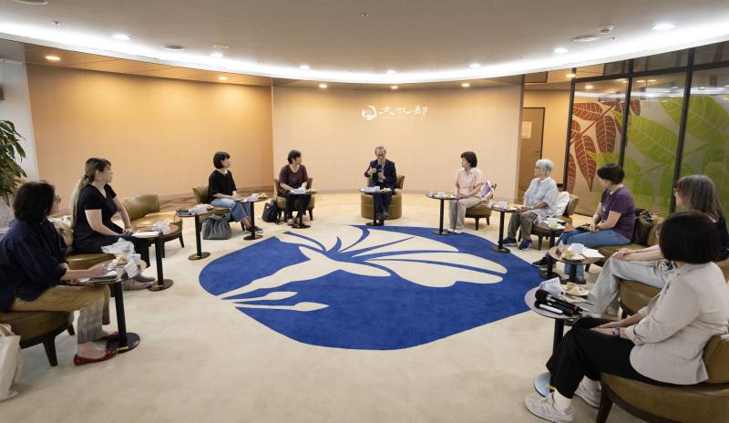 文化部長李遠（中）上任後推出「繪本及圖文書創作新秀獎勵」，30日邀請出版社、繪本推廣、外譯行銷等工作者，進行意見交流