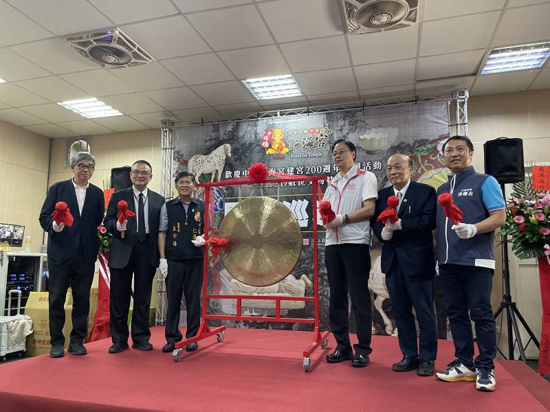 展覽開幕式。左起：故宮黃永泰副院長、故宮蕭宗煌院長、仁海宮王介禧董事長、桃園市張善政市長、范振修國策顧問、涂權吉立法委員