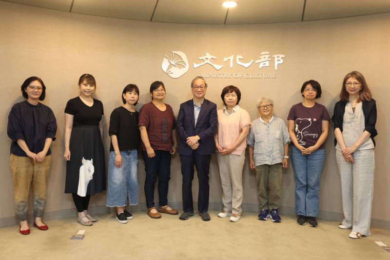 文化部長李遠（中）今邀集童里繪本洋行負責人林幸萩（左起）、兒童文學圖文書研究者暨譯者蘇懿禎、水滴文化總編輯陳嘉芬、小天下總編輯李黨、信誼基金出版社總編輯陳曉玲、小兵出版社總編輯柯作青、大前文化負責人李若蘭、在地合作社The_PlayGrounD工作室負責人賴嘉綾，共同針對繪本及圖文書政策進行意見交流。