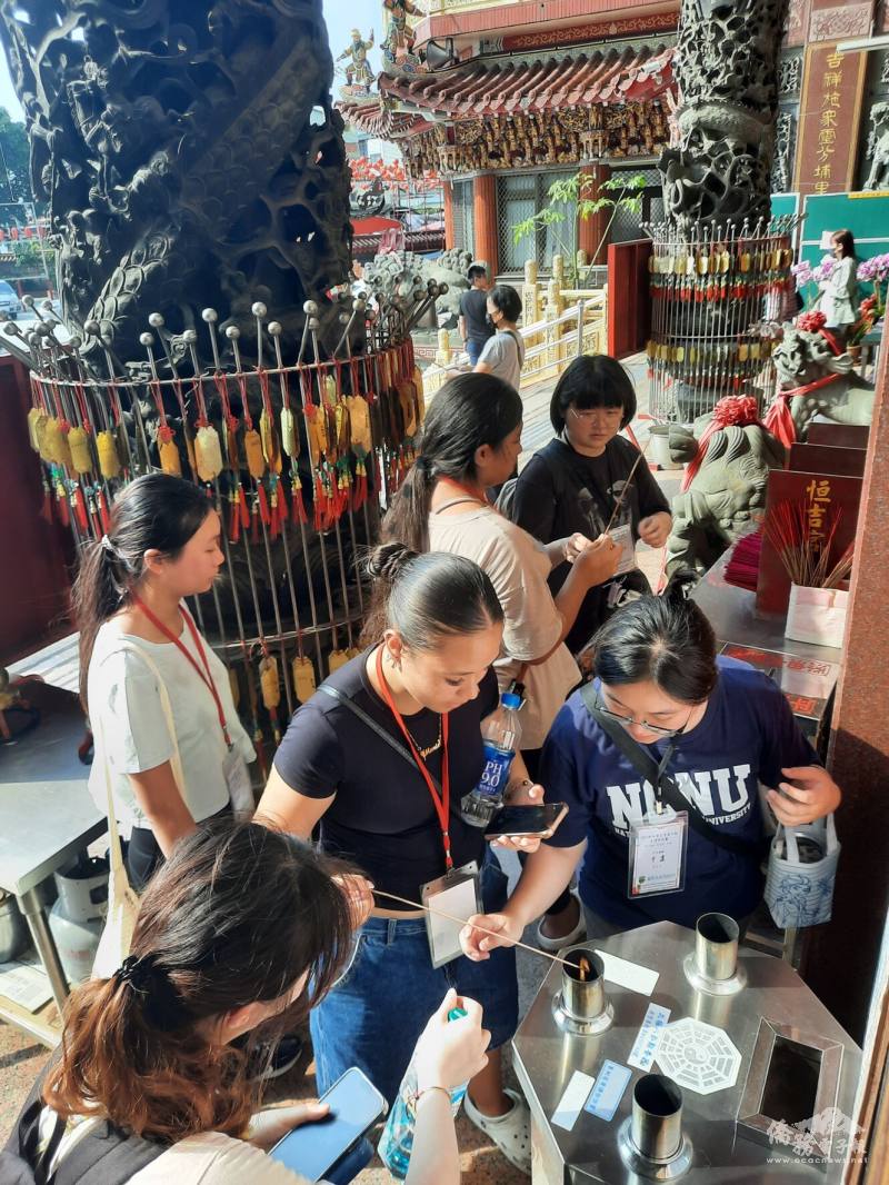 愛普森女中同學們於4月訪臺時在埔里媽祖廟體驗宮廟文化