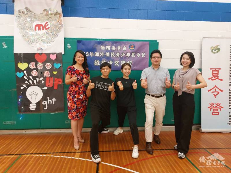 藍柏青(右二)與民俗體育老師謝旻帆(左二)、民俗舞蹈老師白碧 惠 (右三)、民俗文化種子教師蕭凱瀛(右一)及臺裔市議員陳伶俐(左)合照