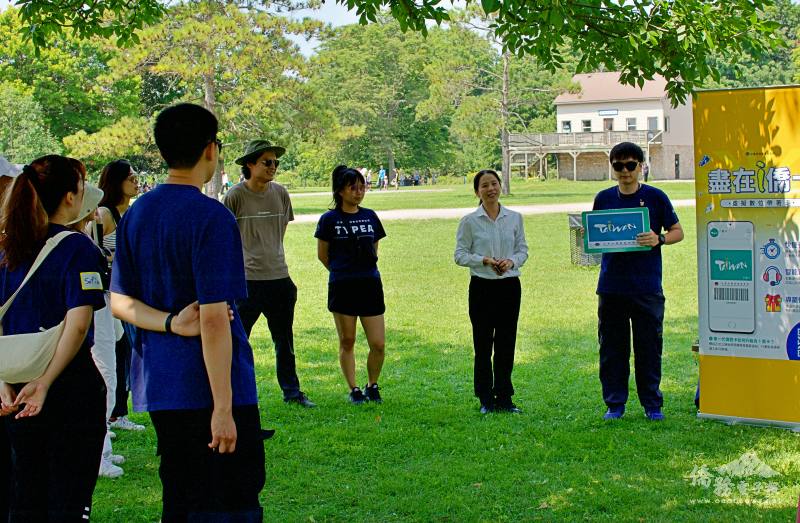 多倫多文教中心為臺僑青年介紹i僑卡，右一為多倫多臺灣青商會新任會長陳彥宇。