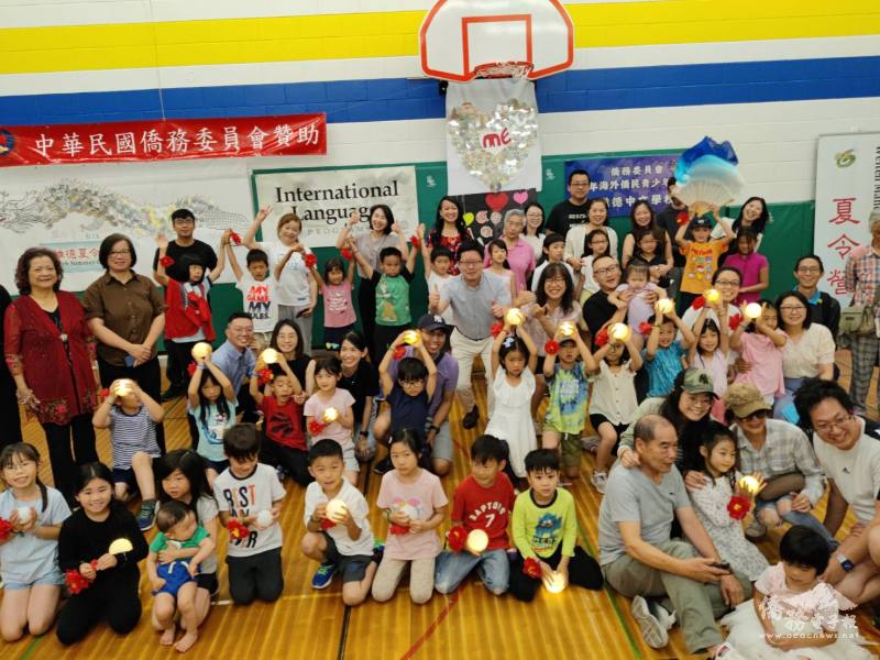 文教中心主任藍柏青(第三排居中)、多倫多教育局國際語言課程主管薛蓉(後第三排左二)與表演「照亮我」小朋友合照