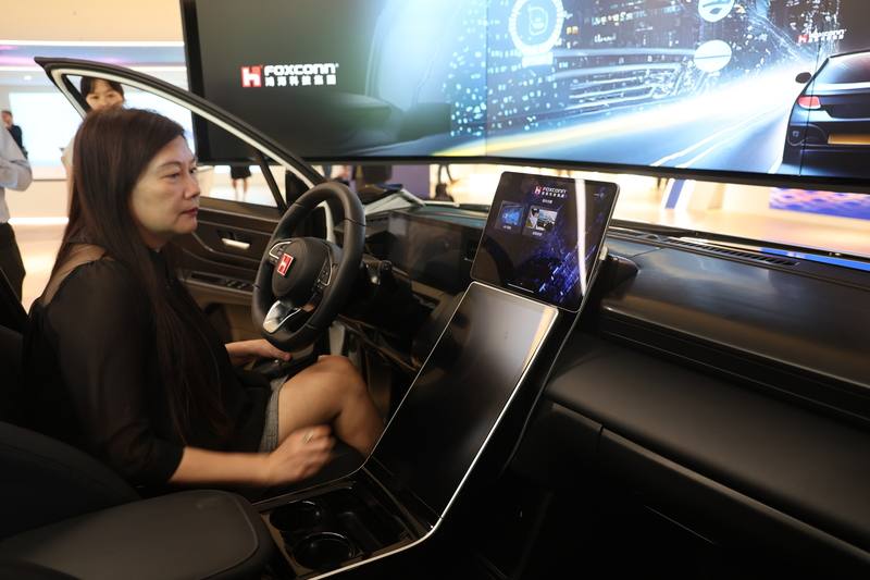 鴻海科技集團首次向媒體開放位於內湖的SHOWROOM，展示旗下各事業群、鴻海研究院，關聯企業包括工業富聯、鴻華先進、富智康、鴻騰精密等最新科技和產品成果。圖為多元行車系統體驗座艙
