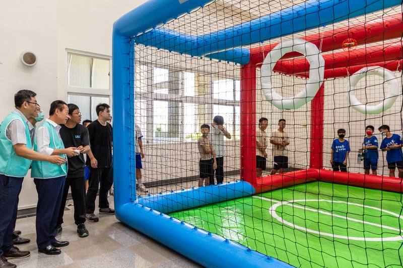 嘉義縣政府8月在亞洲無人機AI創新應用研發中心舉辦2024無人機博覽會，1日由無人機競賽率先打頭陣。圖為縣長翁章梁（左2）體驗操作無人機。