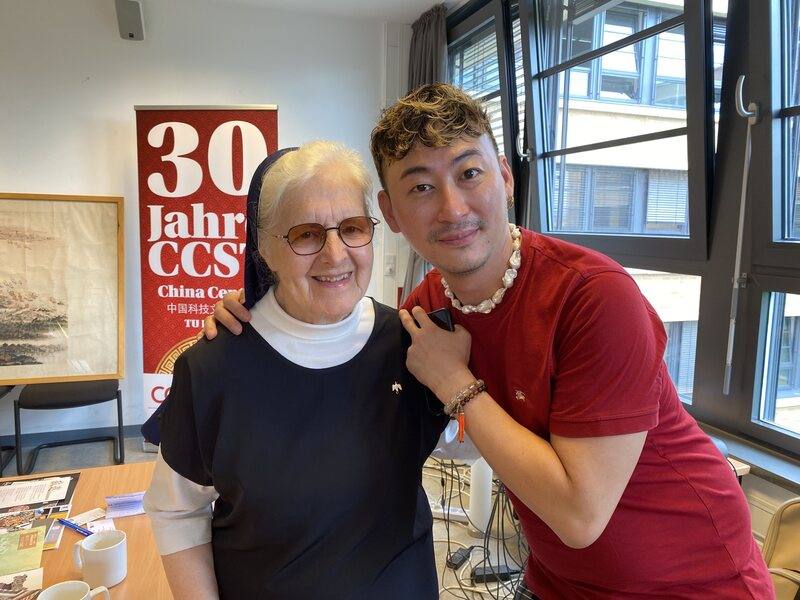 來自德國的羅麥瑞修女（左）成立了台灣第一個織品服裝學系，畢生在台灣貢獻所學，並於來台51年後獲得中華民國身分證。此次輔仁大學與柏林工業大學簽署合作備忘錄，羅麥瑞修女參與兩校合作簽約儀式，在柏林遇見曾經授課的輔大畢業生、旅德服裝設計師黃世舜（右）很是欣喜。