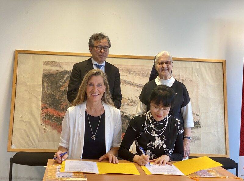 輔仁大學與柏林工業大學日前簽署合作備忘錄，駐德代表謝志偉（後排左）出席簽約儀式，講述過往在德國留學的經驗如何啟蒙他的民主與政治思想，強調學術交流的可貴並向與會人員強調台灣的獨立性。