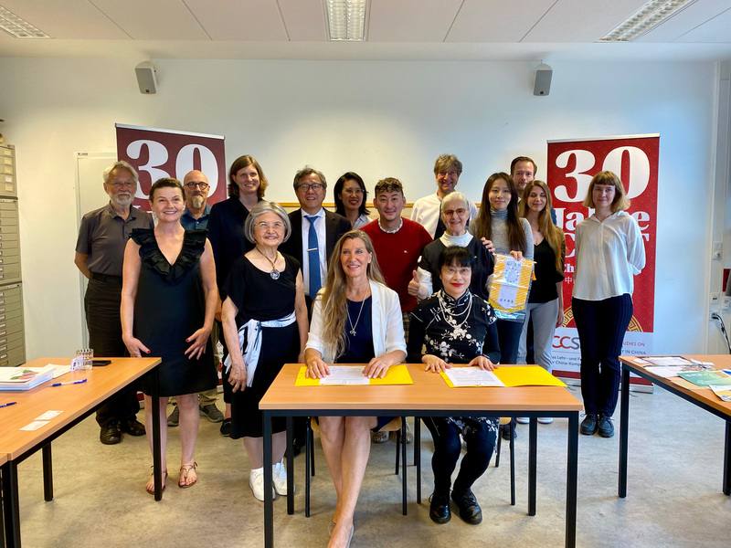 輔大博物館學研究所所長張省卿（坐者右）與柏林工業大學中國科技文化研究中心主任艾思古（坐者左）簽署兩校系所合作備忘錄，預計帶來交換學生等德台間更多實質性學術交流計畫。