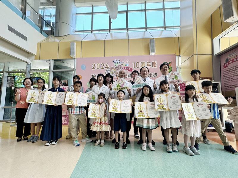 台大兒童醫院1日辦理10週年院慶活動，並舉行「感恩十載．醫童守護」繪畫、攝影及數位圖像創作比賽頒獎典禮，作品即日起至11月28日在兒醫1樓大廳及2樓手扶梯前展出。
