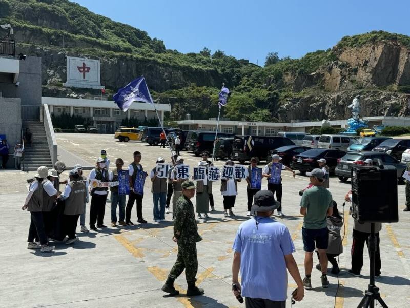 東引軍事越野挑戰賽2日起連續3天在連江縣東引鄉登場，吸引超過1400位選手報名。首日上午選手乘船抵達東引中柱港，當地民眾組加油團前往迎接，熱烈歡迎選手到訪。（民眾提供）