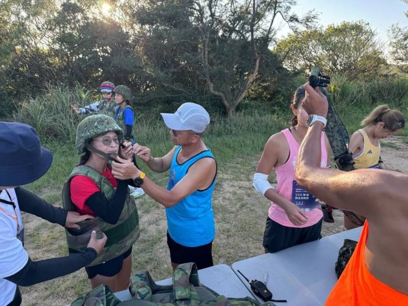 東引軍事越野挑戰賽2日起在連江縣東引鄉登場，首日賽程為500挑戰賽，選手須在10分鐘內，共同通過包括獨木橋、匍匐前進、壕溝與爬竿等障礙。圖為選手著裝備準備上場。（民眾提供）