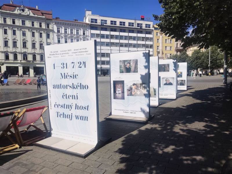 7月布爾諾街頭展示受邀台灣作家照片及簡介，讓民眾更加認識台灣文學。（駐捷克代表處文化組提供）
