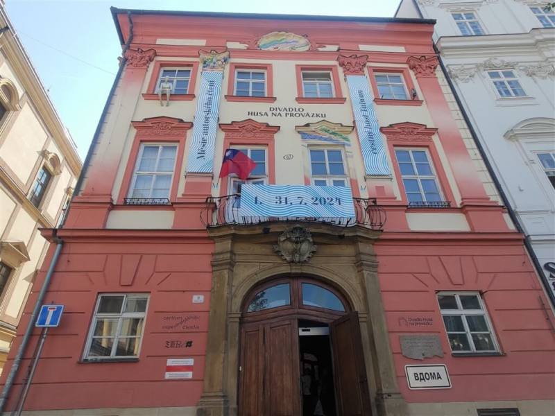 第25屆作家閱讀月今年以台灣為主題國，整個7月捷克第二大城布爾諾劇院Goose on a String Theatre牆上高掛「主題國台灣」海報及懸掛中華民國國旗。（駐捷克代表處文化組提供）