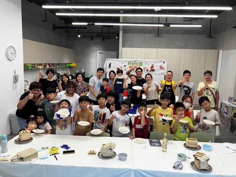灃食基金會表示，家庭是飲食教育的重要場域，基金會透過每年舉辦的親子食育營，建立家庭餐桌對話，也激發珍惜食物的情感，適合家長帶國中、國小高年級孩子參與。圖為親子手作豆腐體驗。（灃食基金會提供）