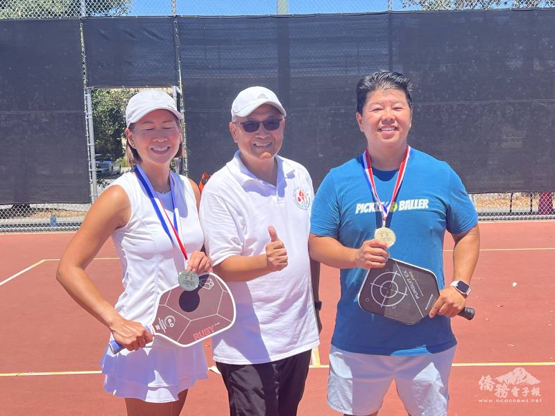 金山灣區華人運動大會主任委員陳朝全(中)頒獎給優勝選手