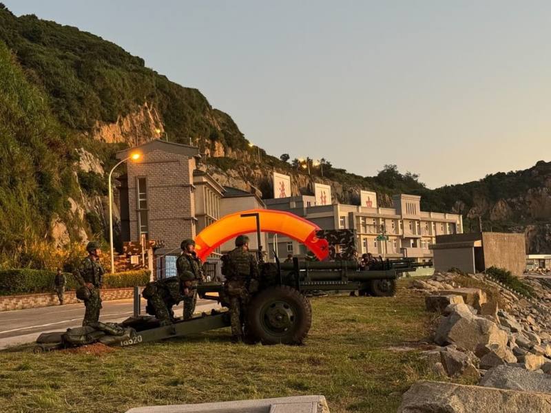 東引軍事越野障礙賽2日起在連江縣東引鄉登場。為讓跑者參賽之餘留下更多回憶，賽事規劃一系列周邊活動，包括2日晚間的全民國防之夜間例行操演。（民眾提供）