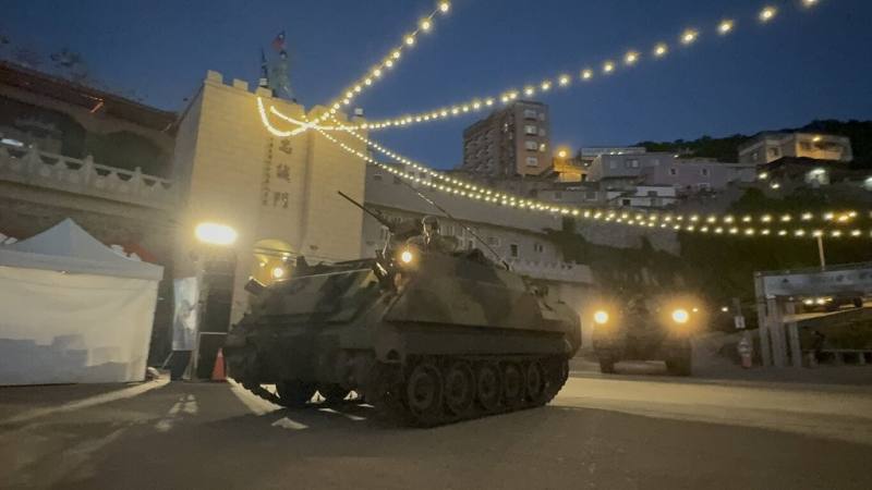 東引軍事越野障礙賽2日起，連續3天於連江縣東引鄉登場，賽事特色為結合軍事與路跑，讓參賽者能跑進國之北疆的軍事景點與村莊。為迎接選手到來，東引地區指揮部2日晚間執行全民國防之夜間例行操演，裝甲車開進忠誠門，場面難得一見。（民眾提供）