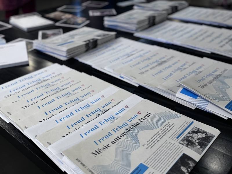 主辦方製作的台灣文學報、作家明信片組、印有「I Read Taiwan」的徽章，以及介紹所有參與作家的活動目錄，受當地民眾的歡迎。