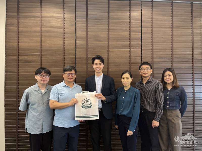 從右至左為正大管理學院(PIM)文學院老師卓美、商務漢語系老師蘇兆偉、陳玉鳳主任、主任黃偉榮、國立臺東大學華語文教研中心舒兆民主任、老師何楚硯