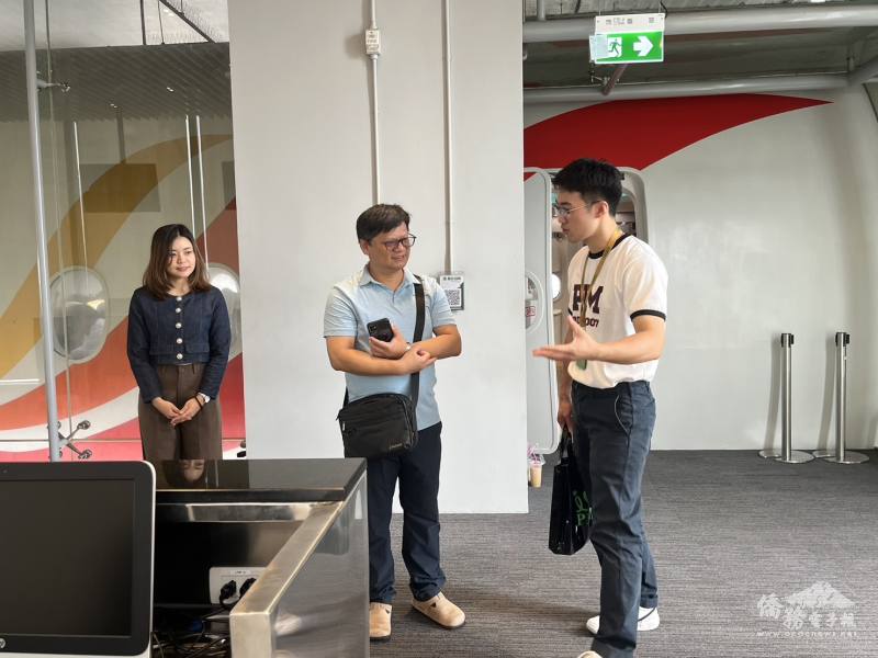 國際處老師張欽及卓美介紹正大管理學院(PIM)的空服課程情境教室