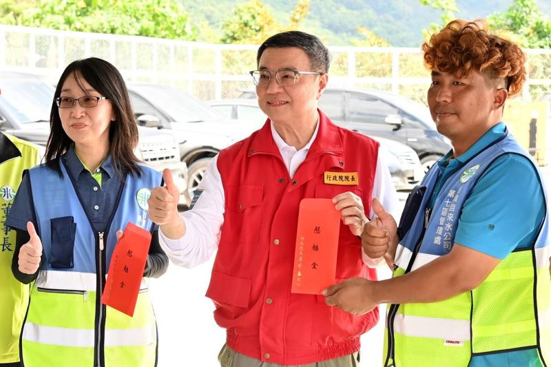 行政院長卓榮泰視察高雄地區自來水災損復原暨慰勉搶修工程人員