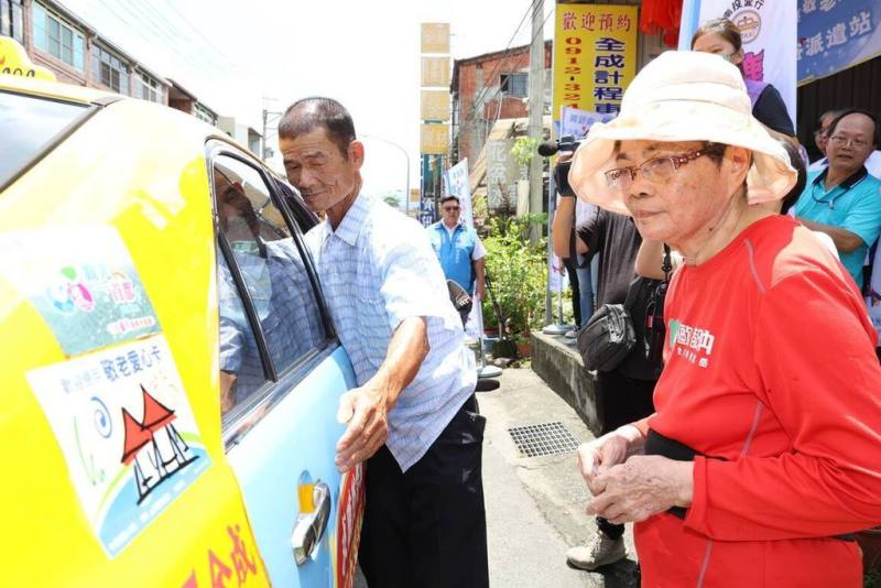 南投縣政府改善偏鄉短程交通機能，推辦敬老愛心卡特約計程車派遣站，繼魚池鄉設立，新增試辦鹿谷鄉派遣站，持卡長輩、身心障礙者每趟車資最高補助100元。（南投縣政府提供）