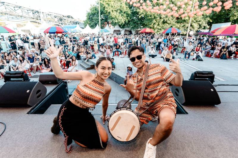 DJ汝妮（左）及鼓手Lavulrase演出後與現場觀眾合影