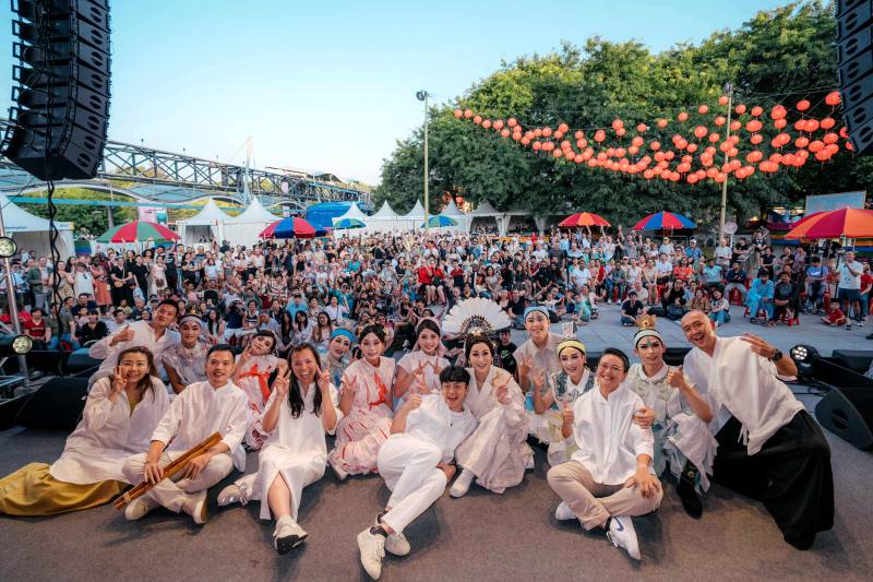 「戲曲新編」4齣劇碼在連續5天8場演出後畫下句點，演員、樂師與台下觀眾合影，十足展現臺灣傳統戲曲的魅力