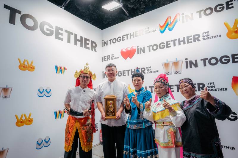 風中燈牽亡歌團特別請示「戲曲守護神」田都元帥一同前往巴黎坐鎮演出