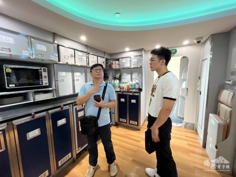 此教室採用飛機上貨真價實的設備，以利學生能於正式實習前以教室實際設備演練，掌握完整操作技能