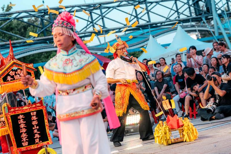 「拼，出海」以「法師」（右）、「小旦」（左）、「老婆」、「尪姨」4種角色演繹〈東營〉、〈路關〉、〈拖船〉及〈遊花園〉4段表演，溫暖又真摯動人的曲調，不僅喚起臺灣觀眾的眼淚，也讓國外觀眾感動於歌曲中傳達深切對家人的懷念