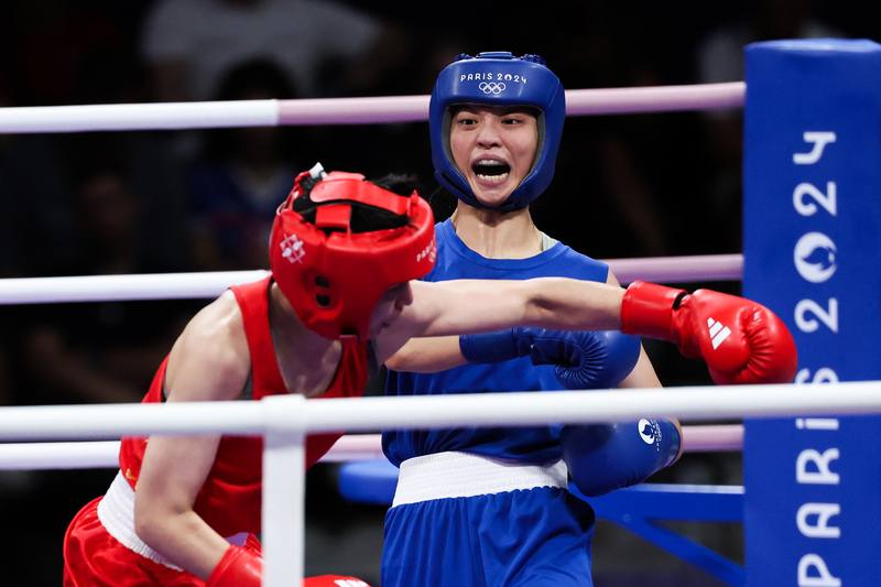 台灣拳擊女將吳詩儀（藍衣）與中國好手楊文璐（紅衣）法國時間3日在2024巴黎奧運60公斤級4強賽再交手，最終以積分0比5吞敗，收下銅牌