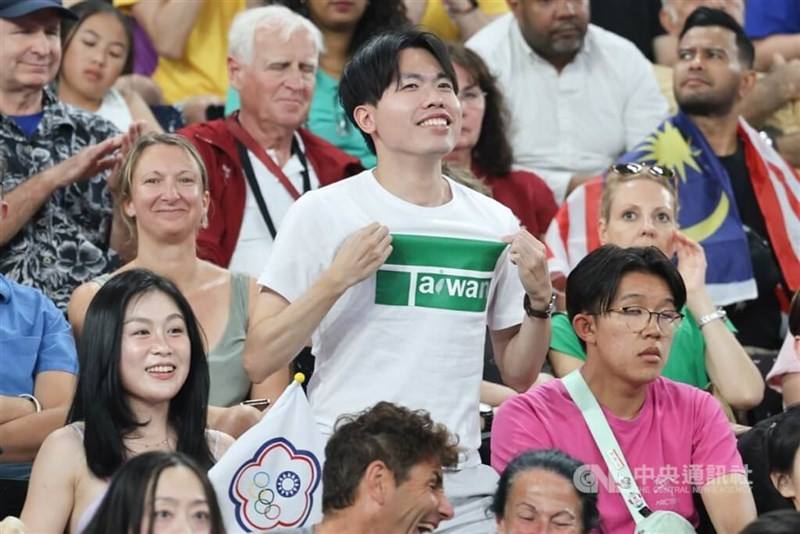 A man wearing a t-shirt emblazoned with the word "Taiwan" amid an enthusiastic crowd on Sunday. CNA photo Aug. 4, 2024