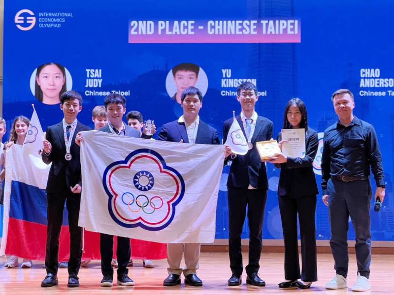 2024年國際經濟學奧林匹亞競賽揭曉成績，台灣5名參賽選手共獲得3金1銀1銅，團體總排名第2。（台灣經濟學奧林匹亞競賽組織提供）
