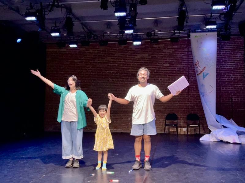 台灣藝術表演團體「軟硬倍事」新作Three Dots，是由軟硬倍事聯合藝術總監陳彥斌Fangas Nayaw（右1） 和董怡芬（左1） 夫妻檔，與5歲女兒Nikar攜手合演；2日在加拿大多倫多夏日藝術節首演。