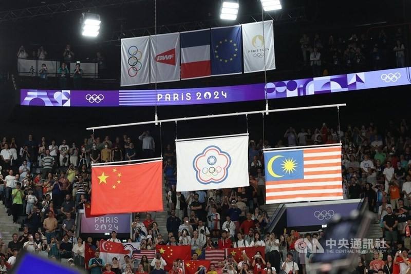 The Chinese Taipei Olympic flag (center) is raised during the Olympic badminton medal award ceremony alongside the national flags of the People’s Republic of China and Malaysia on Sunday. CNA photo Aug. 4, 2024