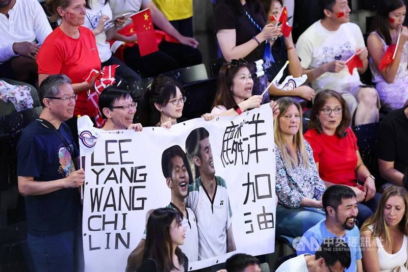 Fans cheer for the Taiwanese athletes during the men's doubles final in Paris on Sunday. CNA photo Aug. 4, 2024