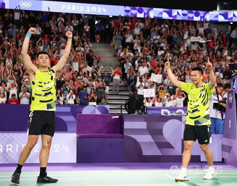 Taiwan’s Wang Chi-lin (left) and Lee Yang celebrate their thrilling win in men's badminton doubles in Paris on Sunday. CNA photo Aug. 4, 2024