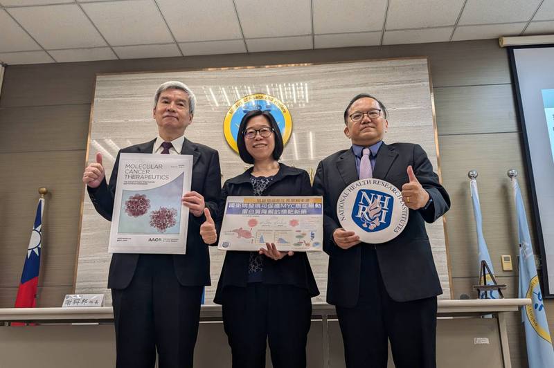 國家衛生研究院生技與藥物研究所研究員紀雅惠（中）、院長司徒惠康（左）、生技與藥物研究所長謝興邦（右）5日共同發表癌症候選發展藥物DBPR728小分子口服激酶抑制劑，說明研究成果。