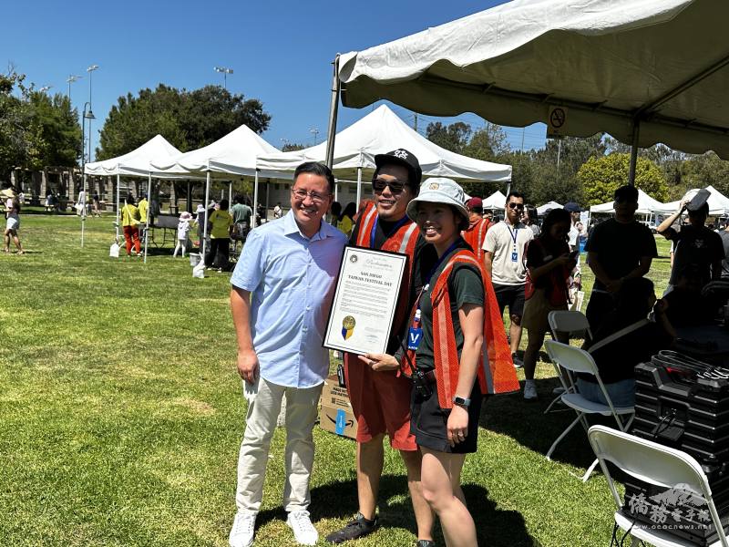 聖地牙哥市議員Kent Lee頒發賀狀予臺美菁英協會聖地牙哥分會（TAP-SD），宣布8月3日為「聖地牙哥臺灣日」