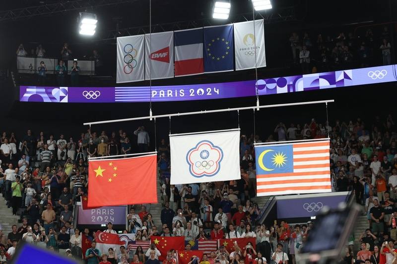 2024巴黎奧運羽球男子雙打項目賽程於當地時間4日告一段落，本屆由台灣「麟洋配」奪金、中國組合鍍銀、馬來西亞摘銅，賽後中華奧會會旗位列中央高處，與其他兩國旗幟一同冉冉升起。