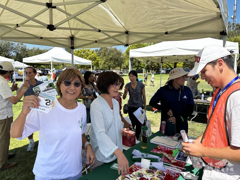 臺灣中心管理委員會主席歐春美與義工向民眾介紹臺語發音