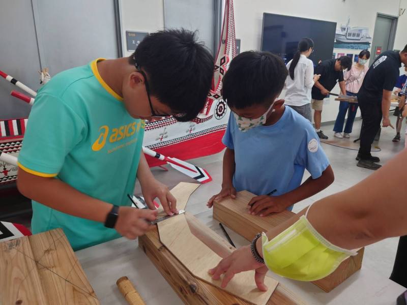 學員依模具繪製裁切線