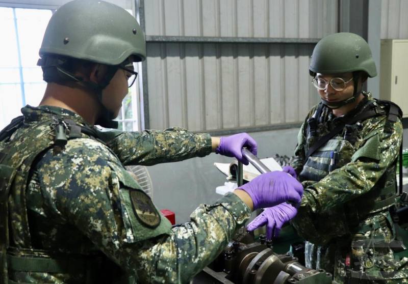 陸軍四支部臺南聯保廠日前結合部隊戰術位置及作戰區內民、物力能量，開設「保修收集站」，協助友軍通用裝備檢修與維保作業。（陸軍四支部提供）