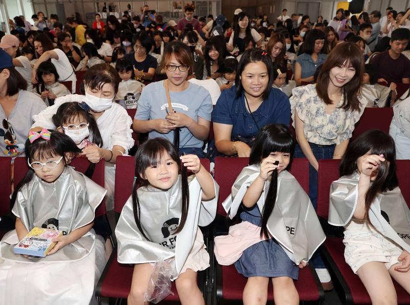 癌症希望基金會「2024首望相助 希望從頭開始」捐髮活動4日在台北三創生活園區登場，現場響應活動的小朋友在家人帶領下捐髮做公益