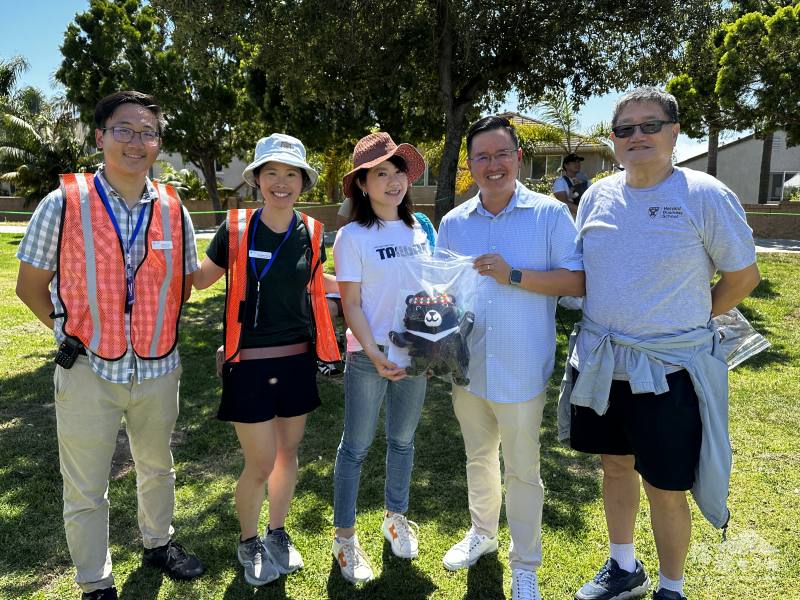 橙僑中心主任蕭蓓如（左３）致贈聖地牙哥市議員Kent Lee福沙阿熊，僑務委員謝家樹（右１）與臺美菁英協會聖地牙哥分會（TAP-SD）劉震彥與Jennifer Huang(左1與左2)一起感謝市政府幫忙