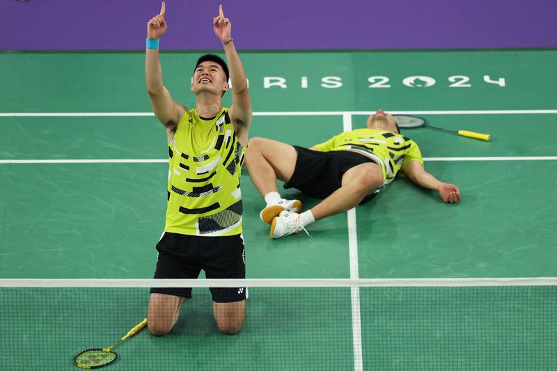 2024巴黎奧運羽球男雙金牌戰於當地時間4日登場，台灣組合「麟洋配」王齊麟（前）、李洋（後）與中國組合鏖戰3局才分勝負，由麟洋配搶勝、男雙連霸寫歷史，賽後兩人都難忍激動情緒，在場中壓力釋放。