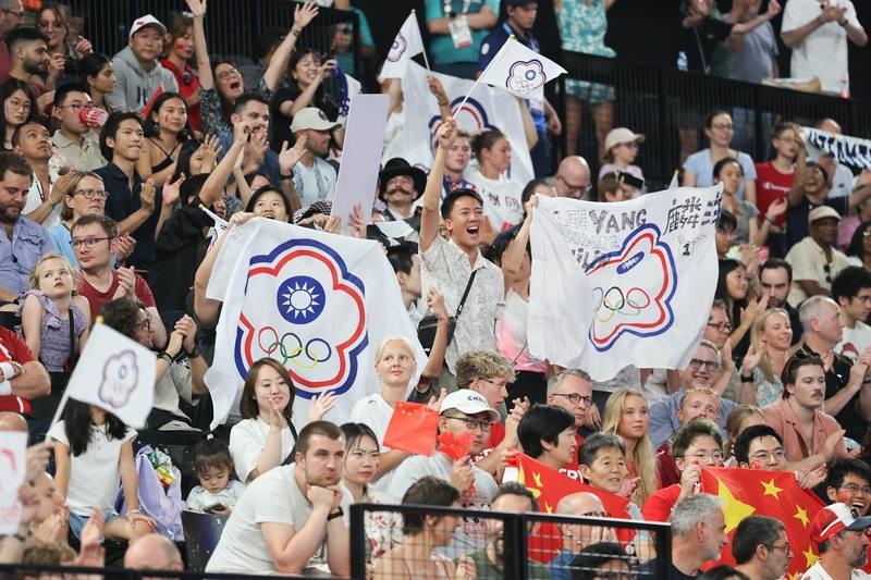 2024巴黎奧運羽球男雙金牌戰當地時間4日由台灣組合「麟洋配」李洋、王齊麟交手中國組合爭金，現場湧入大批觀戰民眾，許多人帶著中華奧會會旗為「麟洋配」加油。